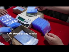 Τα πολλαπλάσια μεγέθη PP καθαρίζουν τα μανίκια προστασίας καρτών παιχνιδιών συνήθειας μανικιών καρτών επιτραπέζιων παιχνιδιών